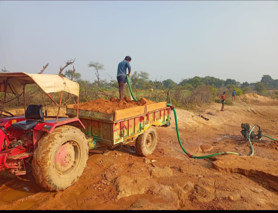 छत्तरपुर के हरपालपुर में काकुनपुरा चौकी प्रभारी के सरंक्षण में चल रहा चपरन में अवैध उत्खनन