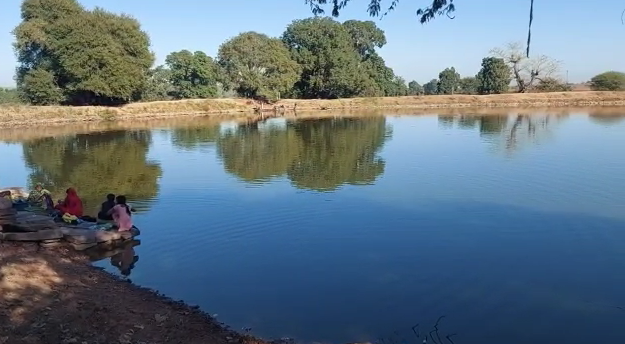 दमोह के इस गांव में जातियों के बीच बटे हैं तालाब के चार घाट