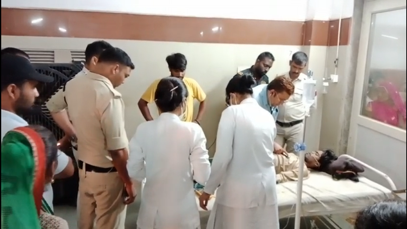 In MP's Katni, a young man was admitted to the district hospital due to stomach pain