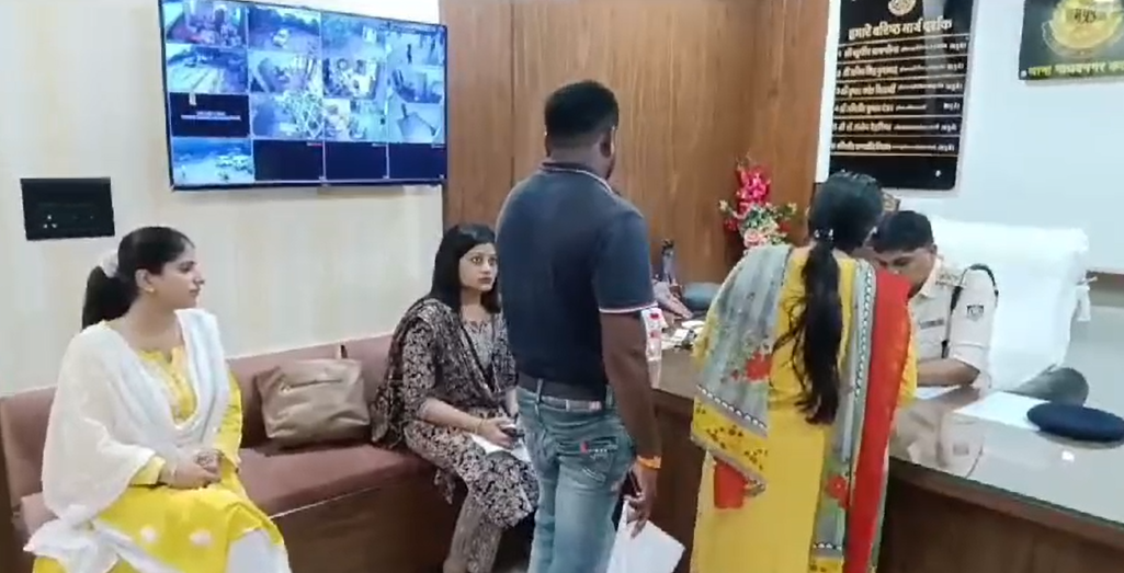 स्कूल के नाम पर छात्राओं से स्कॉलरशिप के बहाने मांगी गईं फोटो