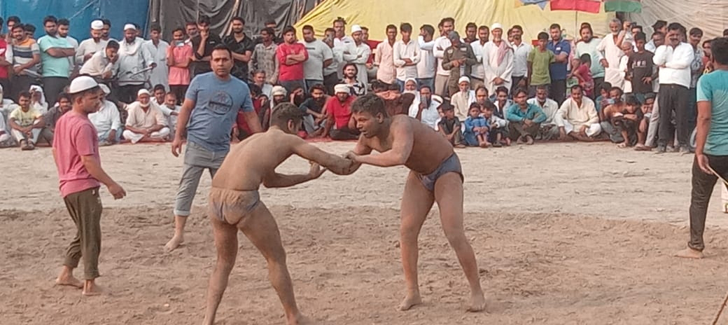 देवबंद के मेला पंडाल में आयोजित दंगल का उद्धघाटन पालिकाध्यक्ष विपिन गर्ग एवं मेला चेयरमैन अंकित राणा ने फीता काटकर किया