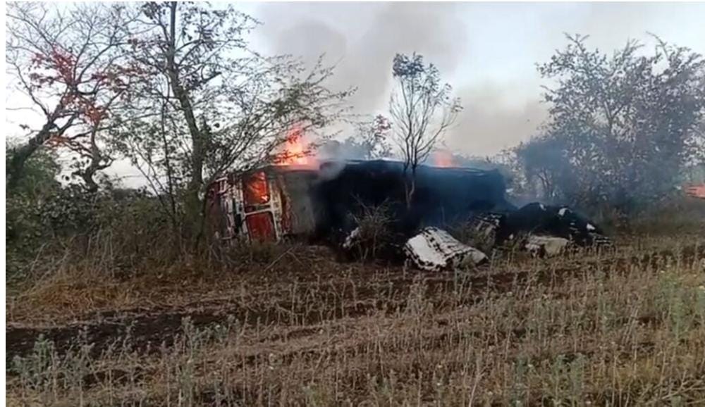 भीकनगांव साईखेडी ओर सुरवा के बीच में रुई से भरे हुए ट्रक में आग लगी