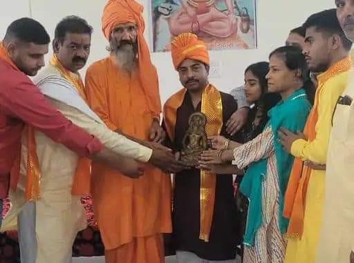 गुरु बाबा फकीरा दास की प्राचीन अष्टधातु की मूर्ति उनकी सिद्धकुटी पर विधि-विधान के साथ की गई स्थापित