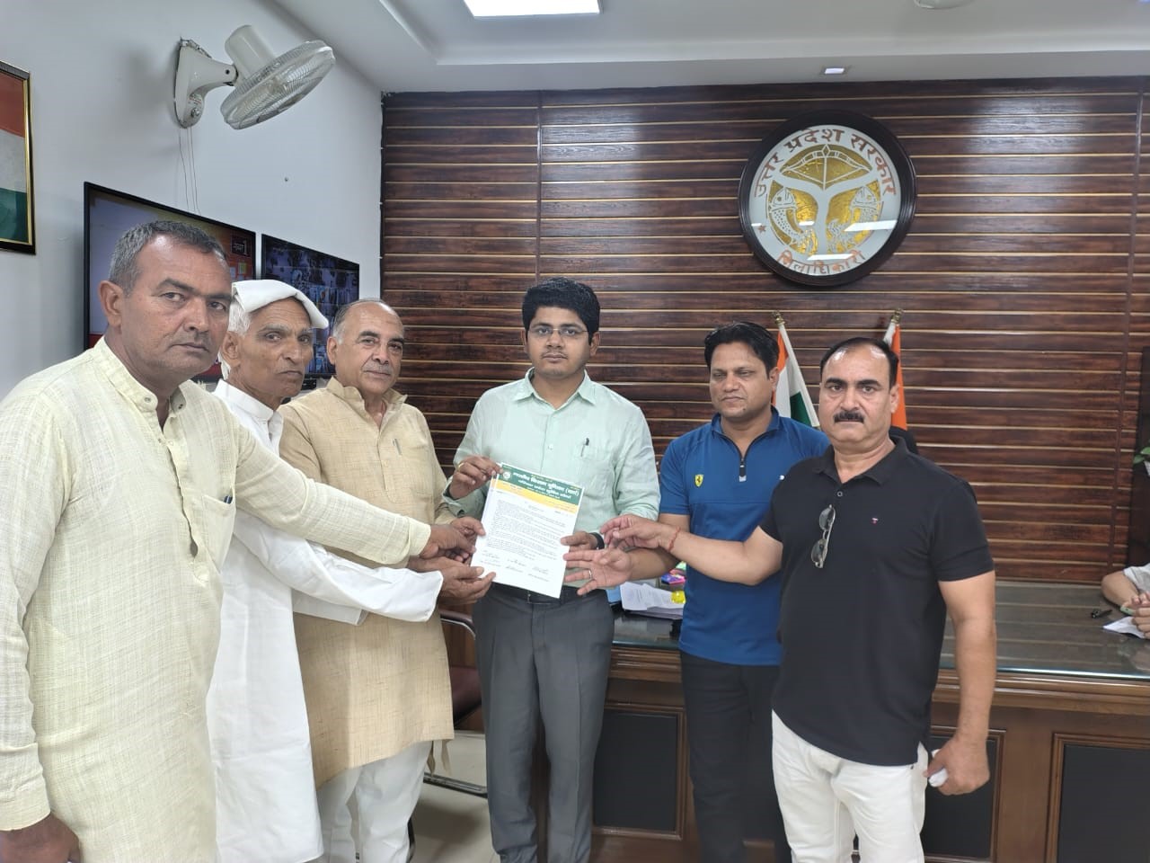 पृथक पश्चिम प्रदेश निर्माण कराने और किसानों की अन्य समस्याओं को लेकर किसानों ने प्रधानमंत्री को संबोधित ज्ञापन डिप्टी कलेक्टर को सौंपा