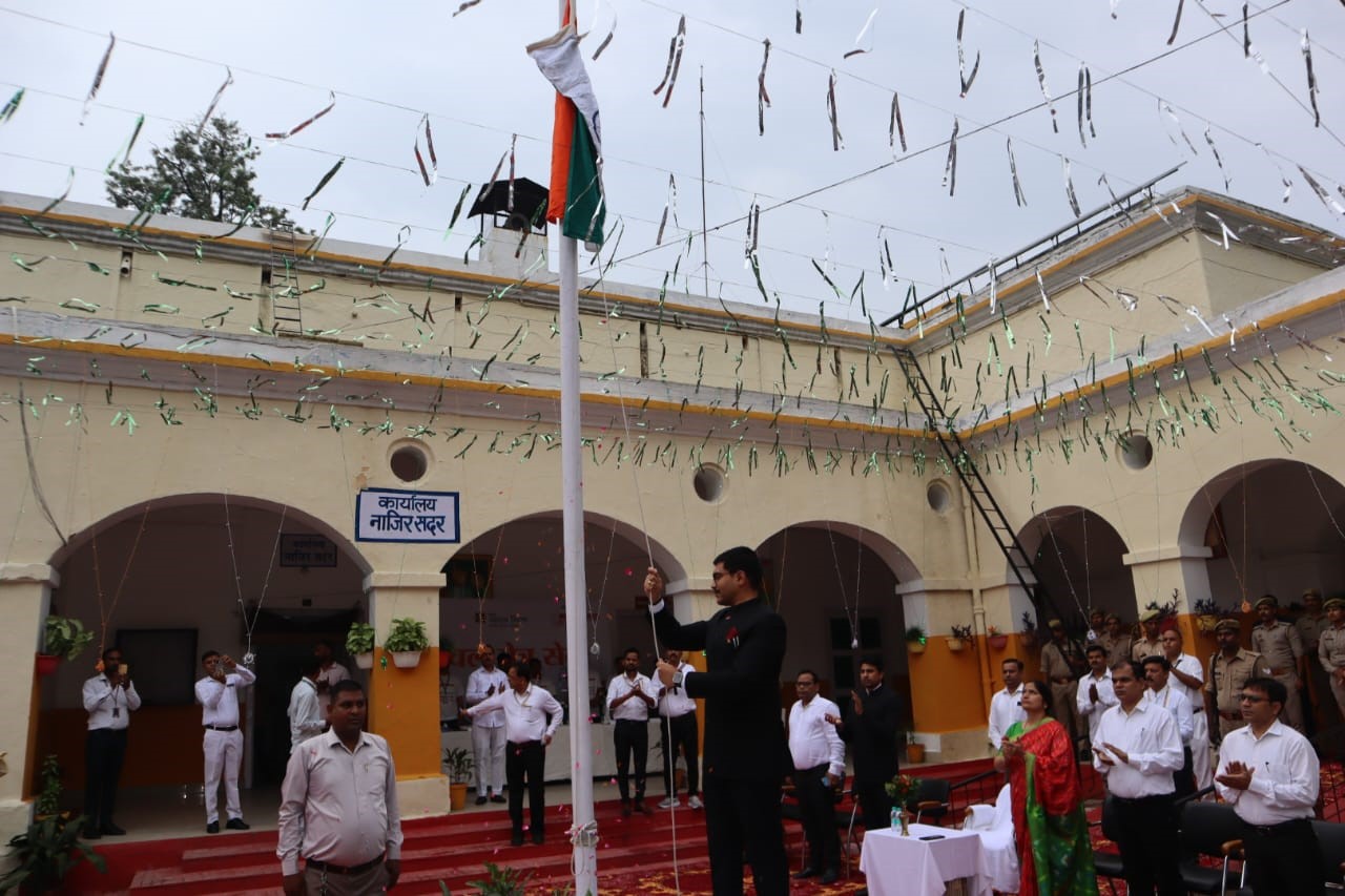 जिलाधिकारी सहारनपुर मनीष बंसल ने किया कलेक्ट्रेट परिसर में ध्वजारोहण