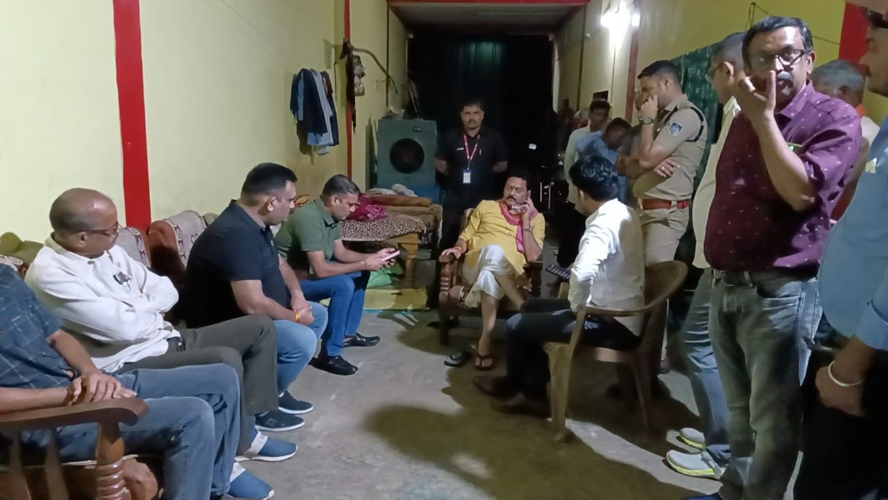 शहीद प्रदीप पटेल के परिवार से मिले विधायक संजय पाठक