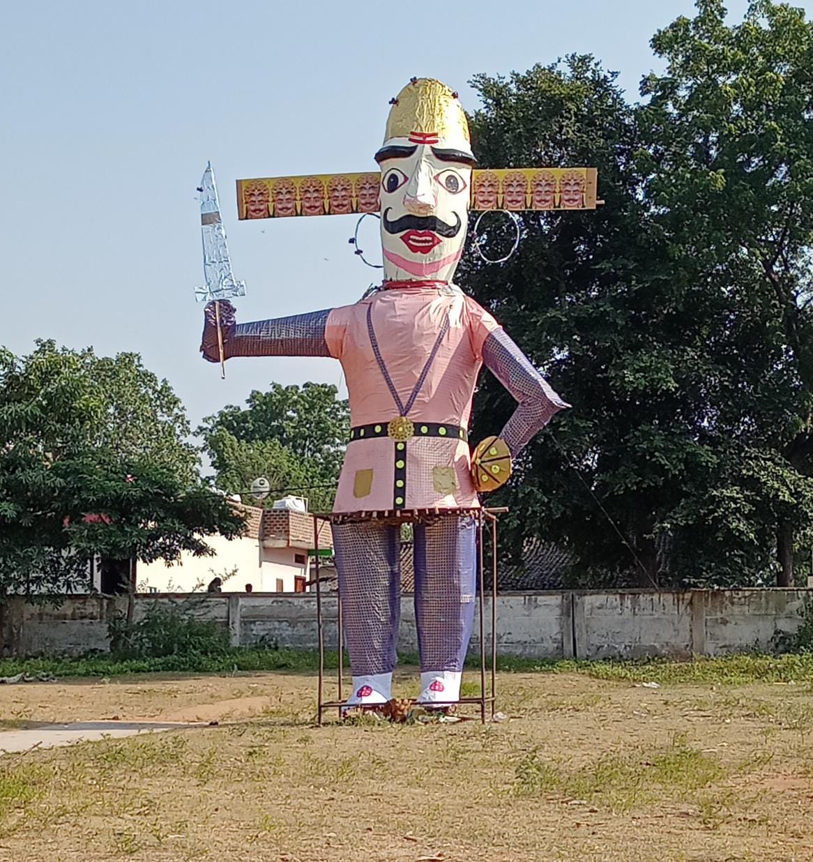 अलीराजपुर के नानपुर में 41 फीट रावण का पुतला बनाया गया