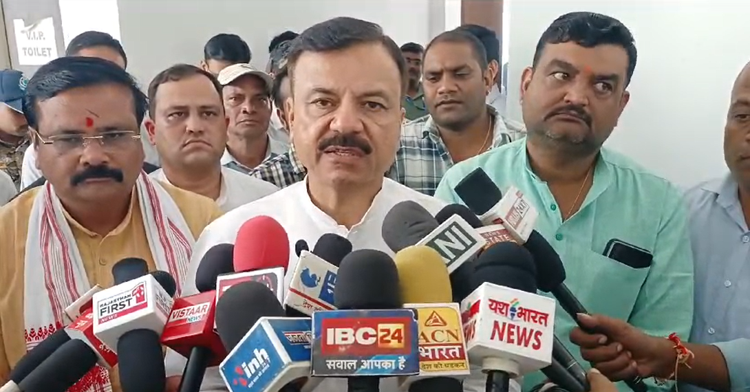 अधिकारियों और जनप्रतिनिधियों से सतत करें संवाद - प्रभारी मंत्री श्री सिंह