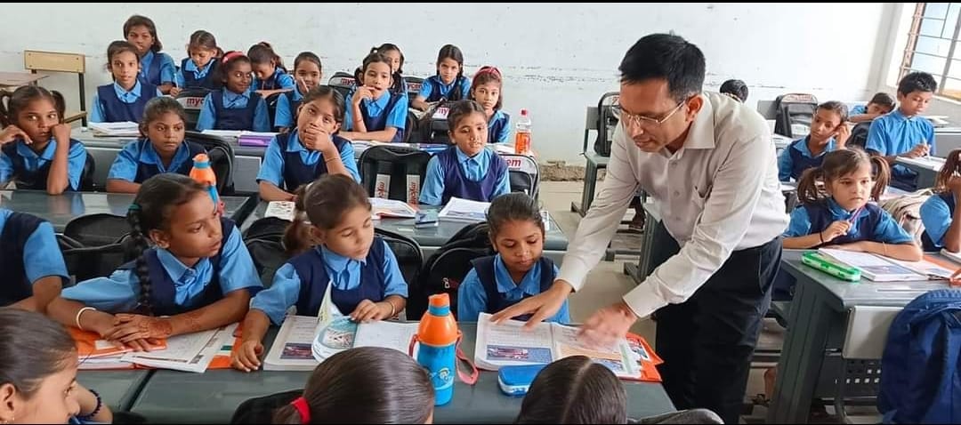 कलेक्टर आकस्मिक रूप से पहुँचे शासकीय जेपीबी कन्या उच्चतर माध्यमिक विद्यालय