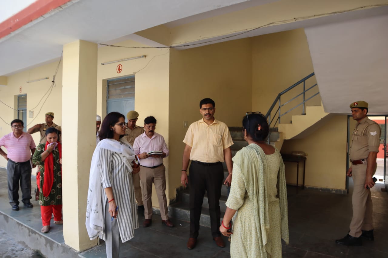 जिलाधिकारी ने कस्तूरबा गांधी आवासीय बालिका विद्यालय एवं छात्रावास का किया निरीक्षण