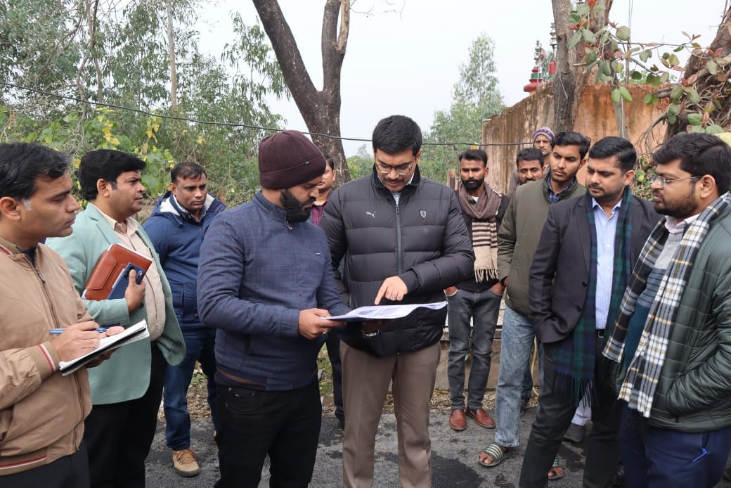 जिलाधिकारी ने बेहट क्षेत्र में पर्यटन विभाग की निर्माणाधीन महत्वपूर्ण परियोजनाओं का किया निरीक्षण