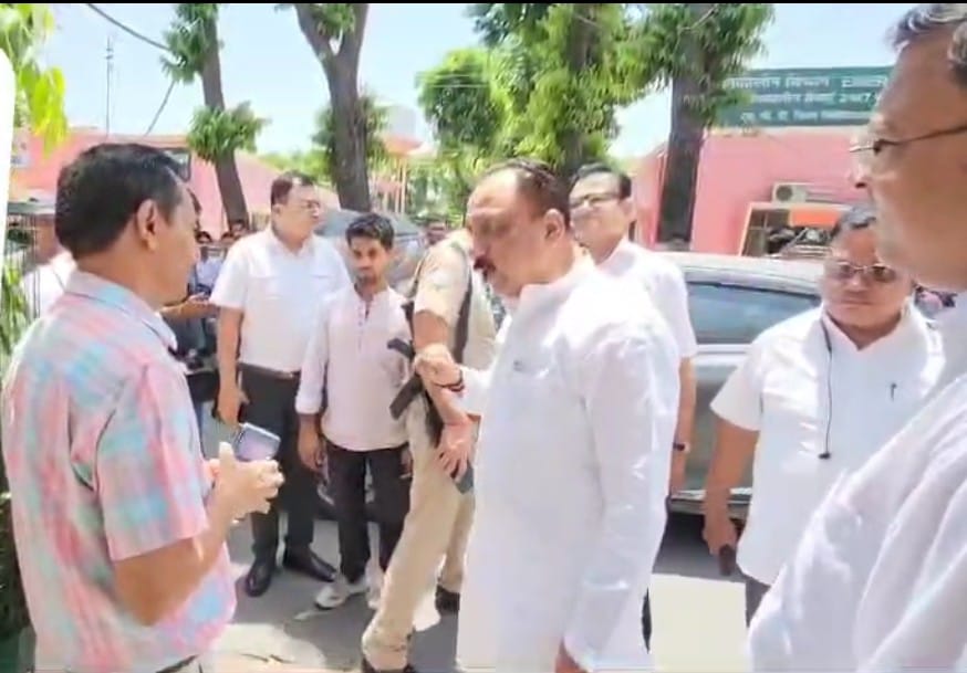 नगर विधायक ने एसबीडी जिला अस्पताल के इमरजेंसी वार्ड में भर्ती मरीजों और उनके तीमारदारों से स्वास्थ्य सुविधाओं का जाना हाल