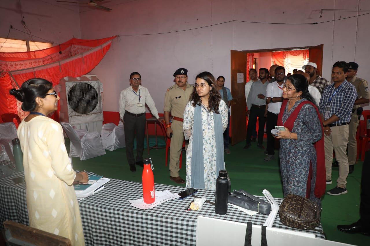कलेक्टर एवं एसपी ने किया शहर के विभिन्न मतदान केन्द्रों का निरीक्षण