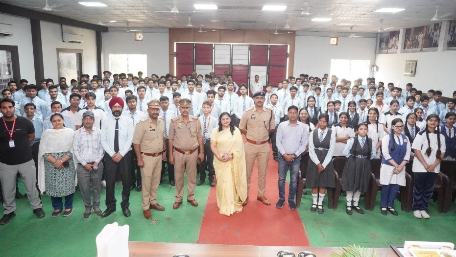 देवबंद के दून वैली पब्लिक स्कूल में पुलिस पाठशाला का हुआ आयोजन