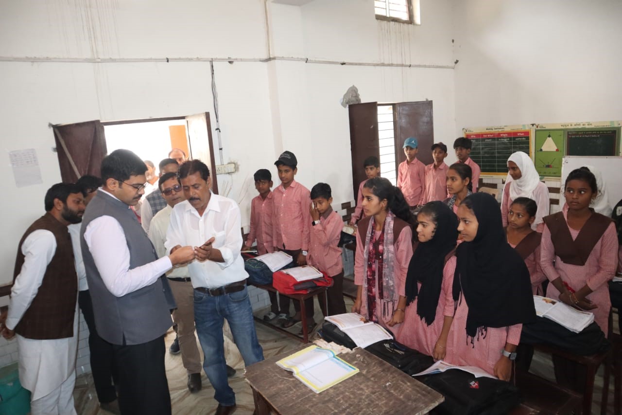 जिलाधिकारी ने उच्च प्राथमिक विद्यालय ताँशीपुर का किया औचक निरीक्षण