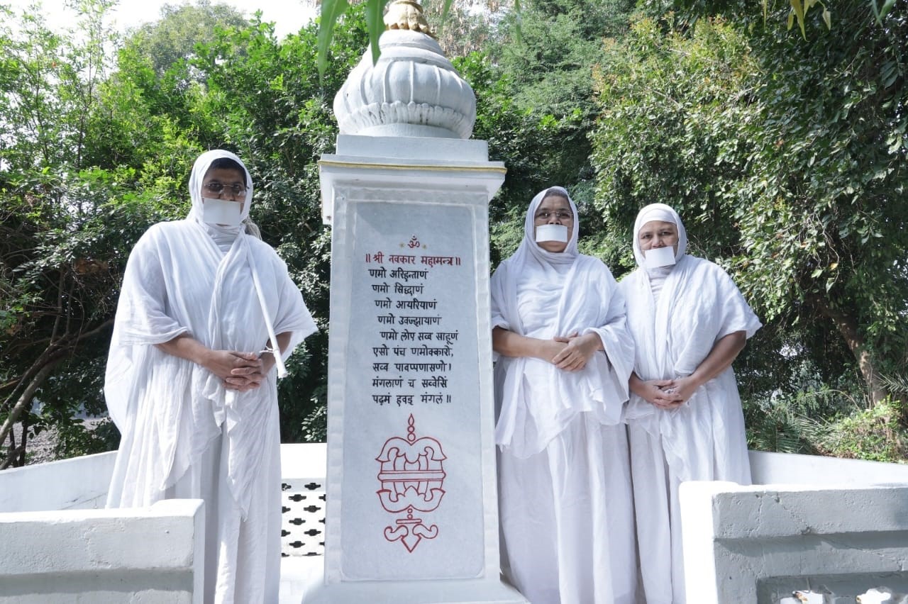समाधि स्थल पर हुए जैन महासतियों के प्रवचन