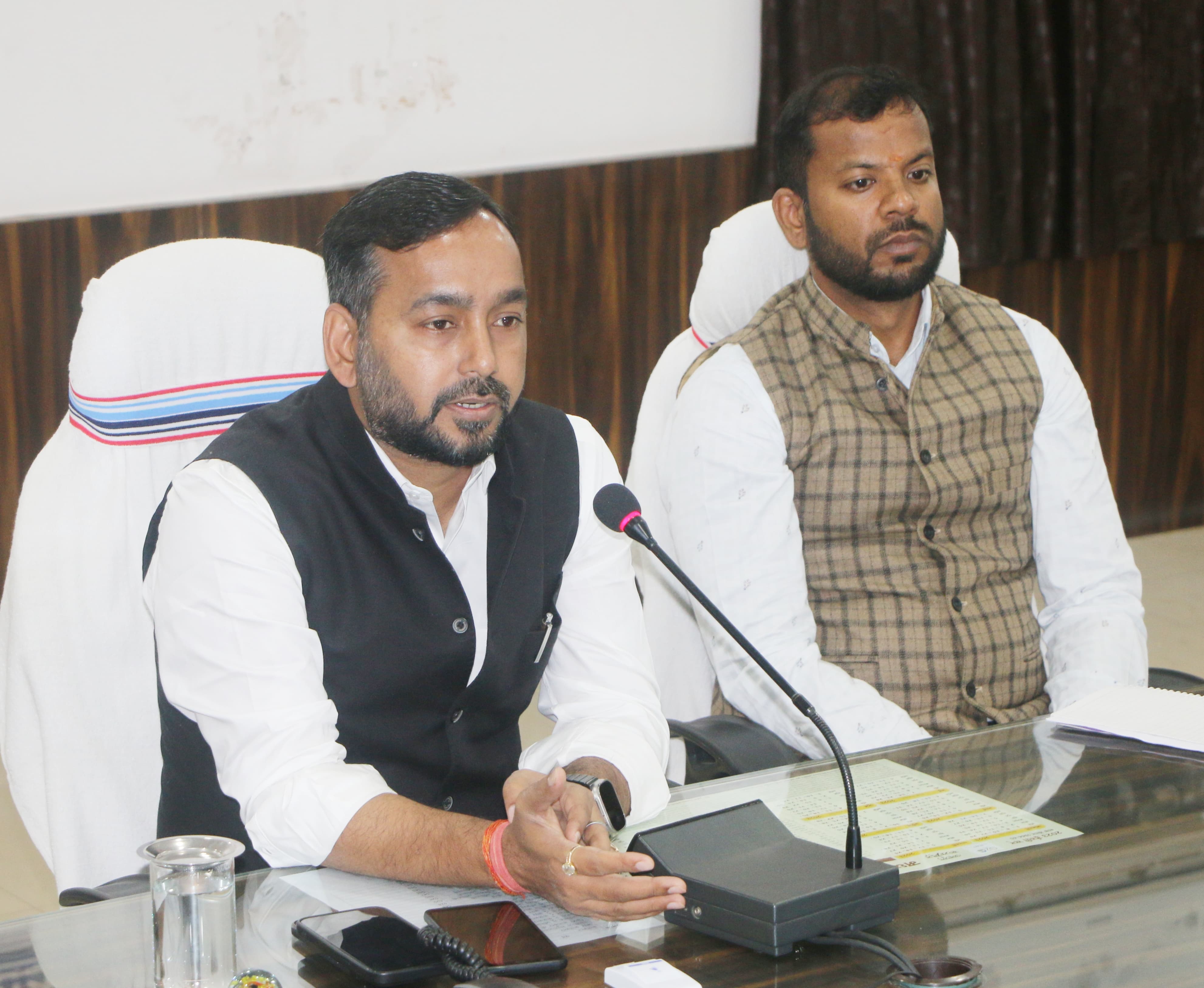 समय-सीमा प्रकरणों की समीक्षा बैठक हुई आयोजित