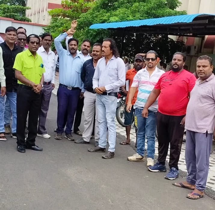 वाल्मीकि समाज के लोगों की मांगों का प्रशासनिक अमले को ज्ञापन में सौंपना