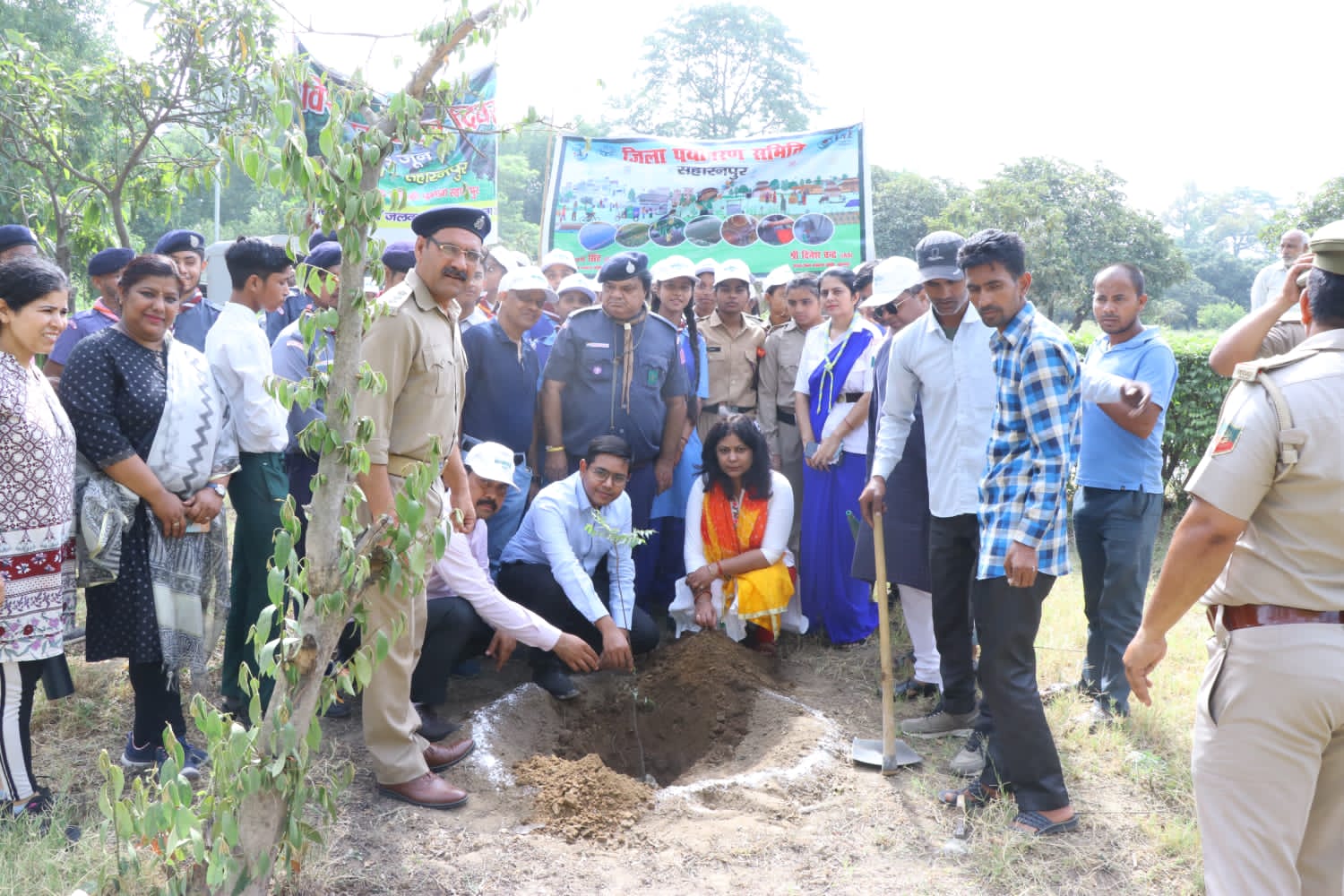 सभी लगाएं पौधे और बचाएं पर्यावरण को :- डीएम डॉ दिनेश चंद्र