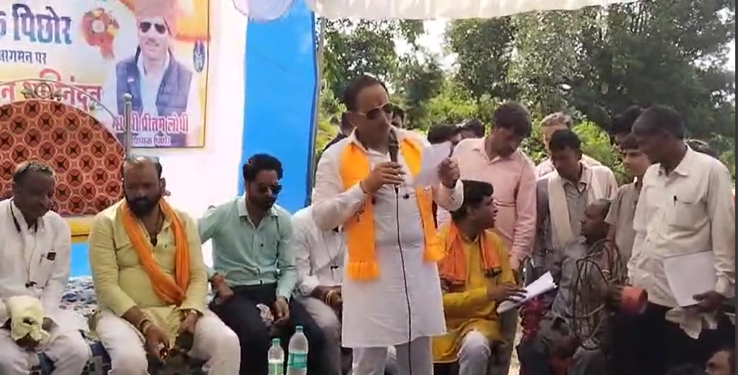 जनसंपर्क के दौरान विधायक ने मांगी गांव गांव जाकर कार्य योजना