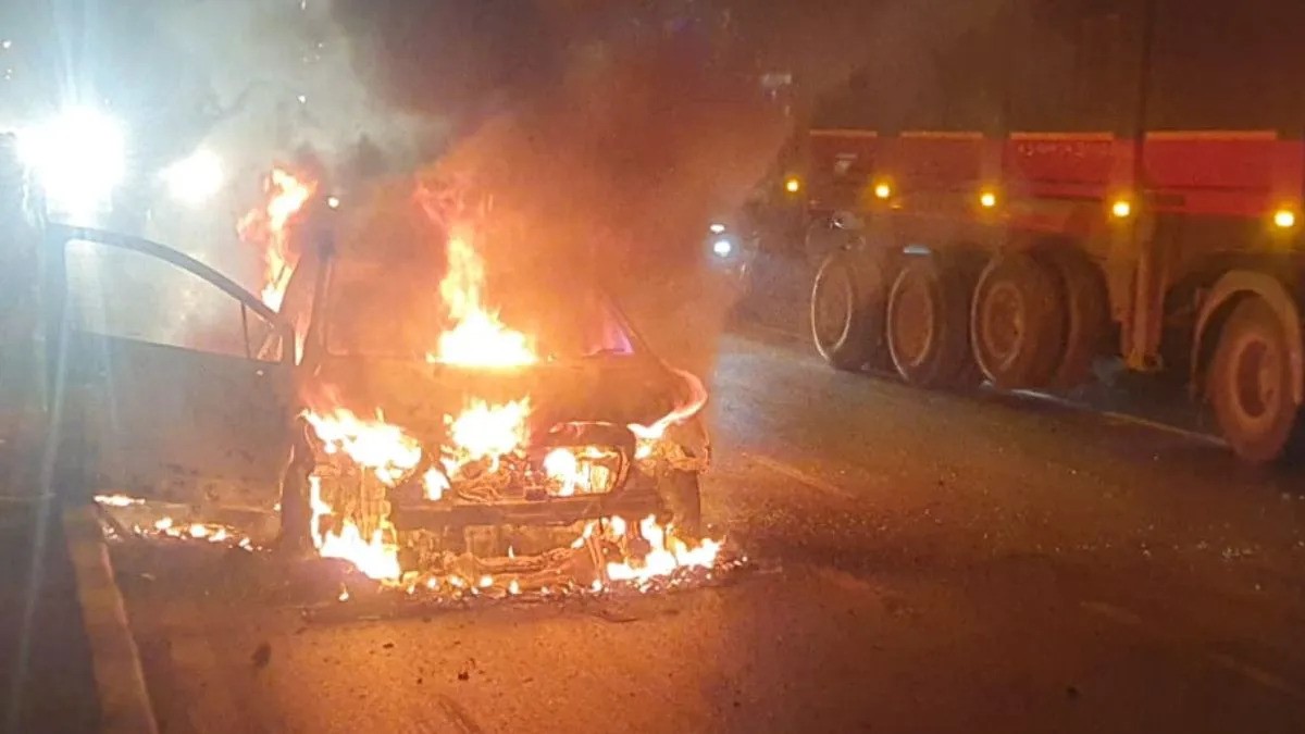 चलती कार में लगी भीषण आग