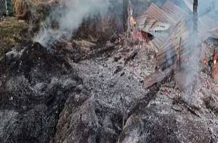 छप्परनुमा घरों एवं पशुशाला में आग लगने से घरेलू सामान और अनाज आदि जलकर राख हुआ