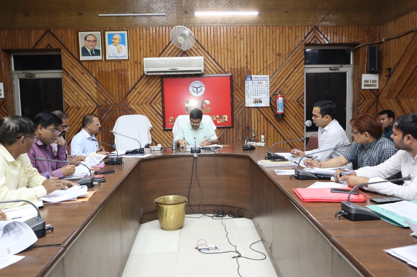 जिलाधिकारी ने की विद्युत अधिकारियों के साथ बैठक, बड़े विद्युत बिल बकायेदारों से वसूली में लाएं तेजी