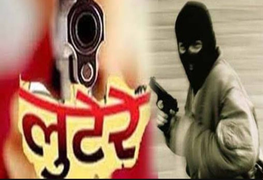 देवबंद में देवीकुंड मार्ग पर दिनदहाड़े बदमाशों ने आटा व्यापारी को गोली मारने की धमकी देते हुए लूट का प्रयास किया