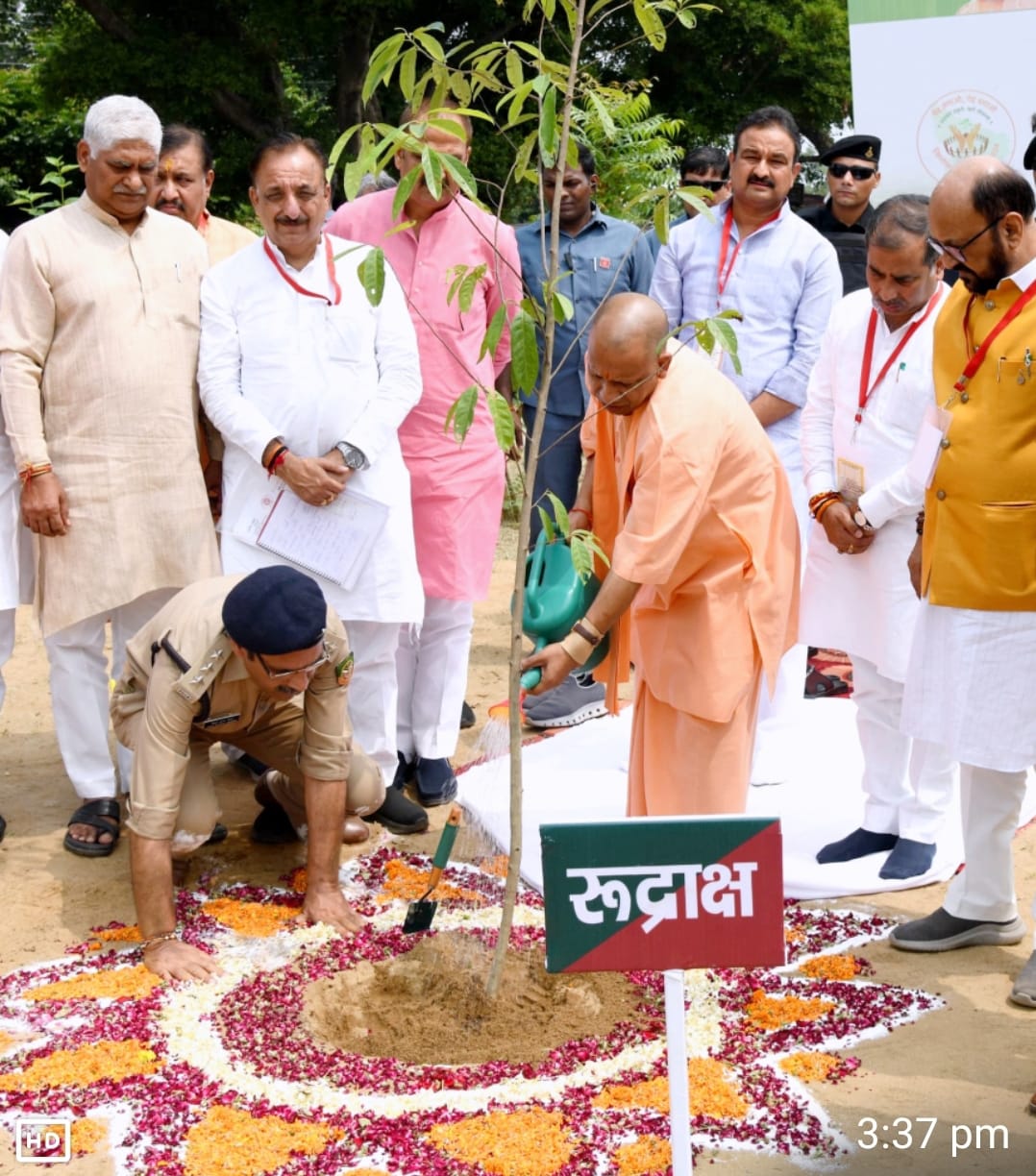 मुख्यमंत्री योगी आदित्यनाथ ने किया रूद्राक्ष का पौधा रोपित
