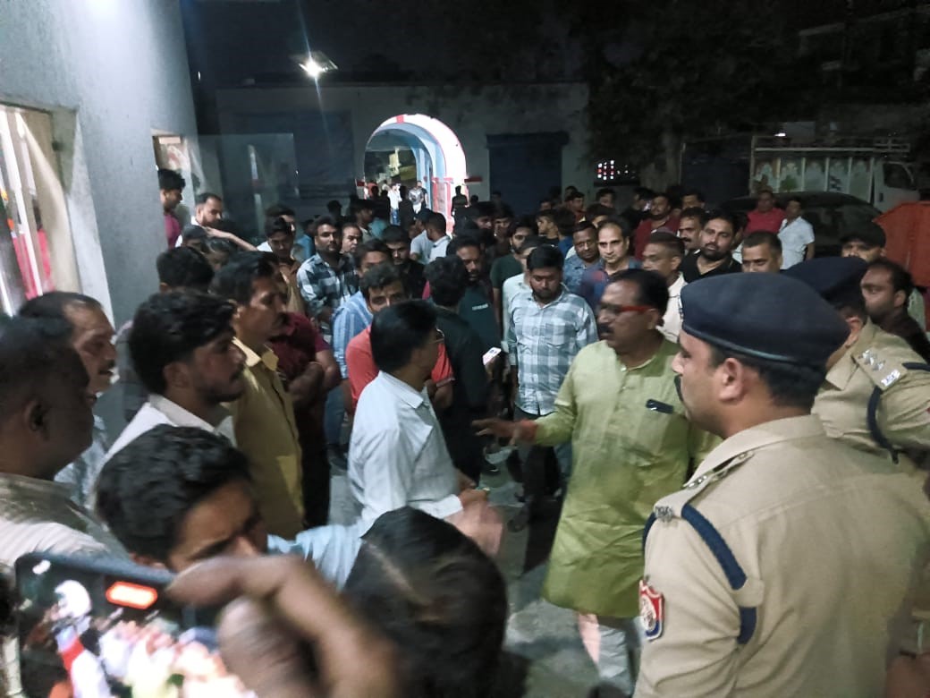 देवबंद में श्रीबालाजी धाम मंदिर परिसर में क्रिकेट खेलने को लेकर हुई कहासुनी के बाद दो पक्षों में मारपीट