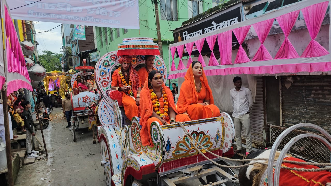 भक्तों को दर्शन देने नगर भ्रमण पर शाही ठाठ बाट से निकले महादेव के तीन स्वरूप