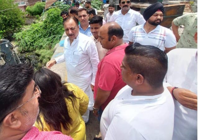 नगर विधायक राजीव गुम्बर ने ढमोला नदी के सफाई कार्य का किया निरीक्षण 
