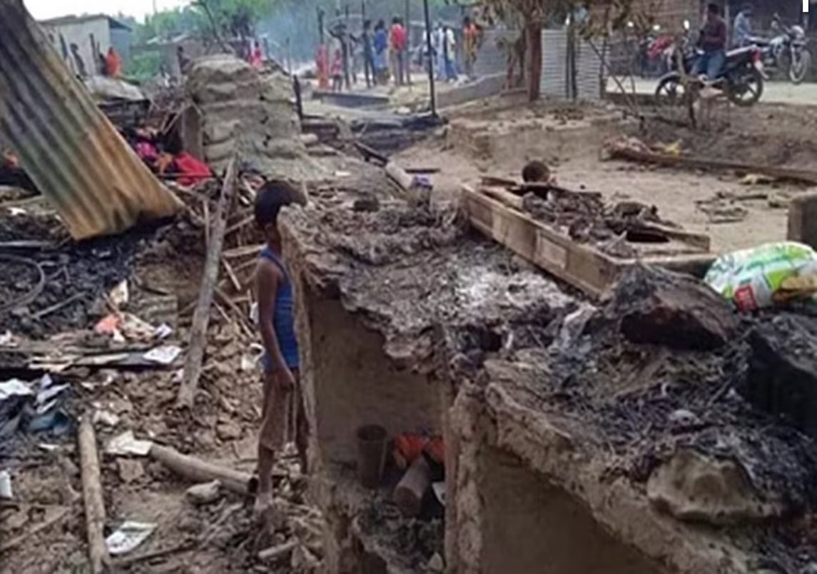 नवादा में दबंगों ने 70-80 घरों में लगाई आग