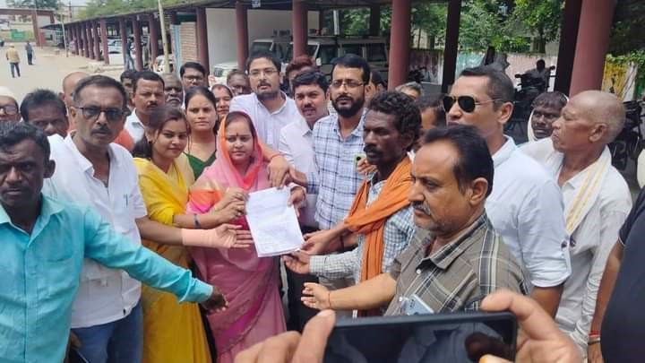 पूर्व विधायक कल्पना वर्मा के अगुवाई में मुख्यमंत्री के नाम सौपा ज्ञापन