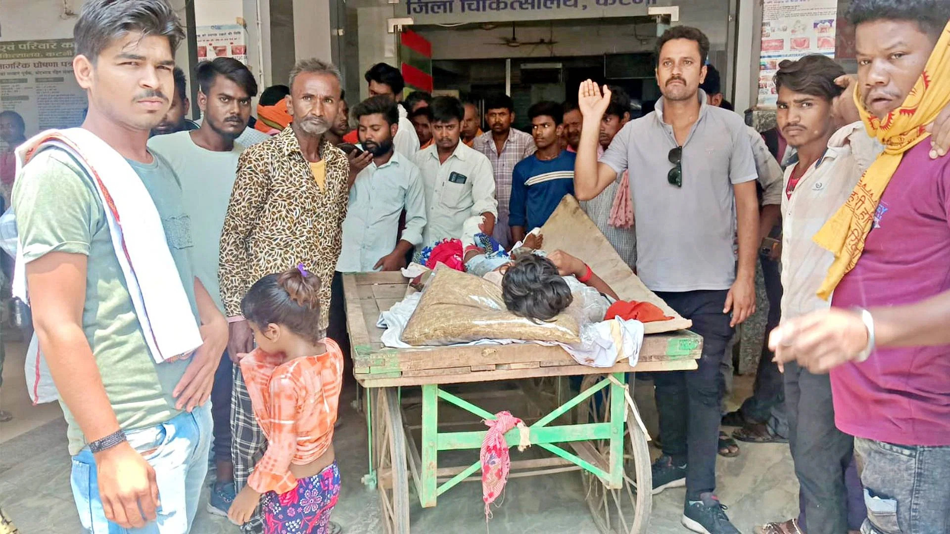 इलाज के लिए सब्जी ठेले में धक्के खाता रहा घायल मरीज..