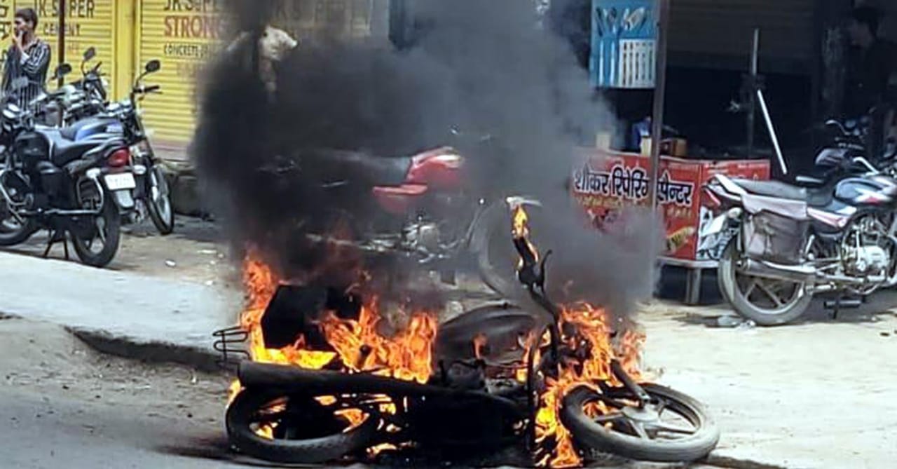 स्टेट हाइवे पर एक बाइक अचानक आग का गोला बनी