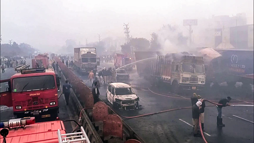 टैंकरों में टक्कर के बाद गैस लीक और फिर...'