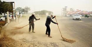 अपनी मांगों को लेकर हड़ताल पर गये सफाई कर्मी