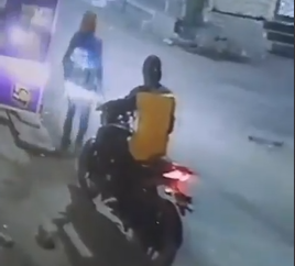 बस बाजी कर रहे 2 युवक कमरे में कैद, वीडियो जमकर वायरल