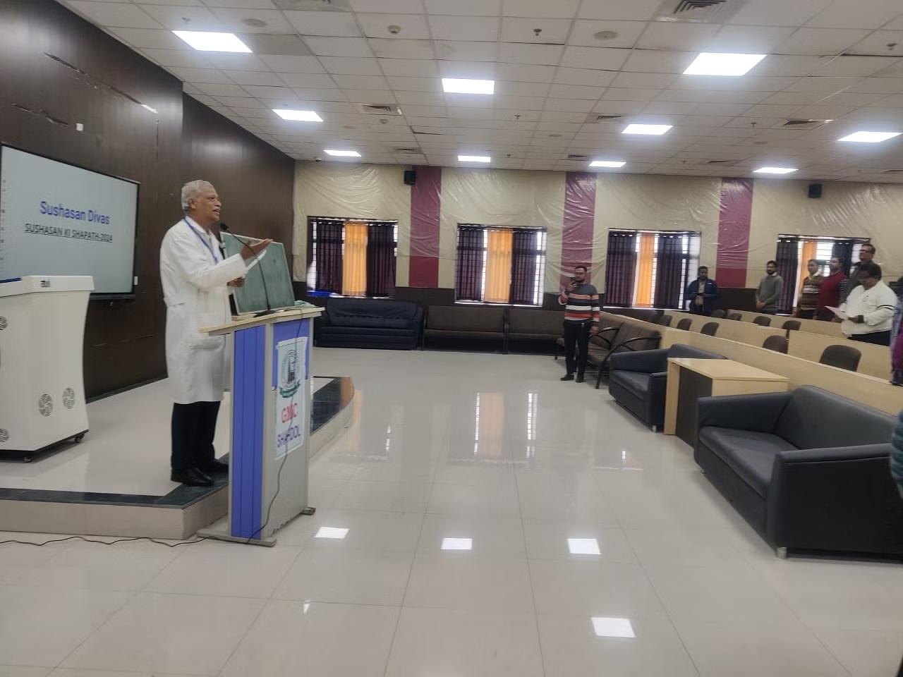 डॉ. रामटेके बोले - शासन के उच्चतम मापदंडों का अनुकरण करना सबका उत्तरदायित्व
