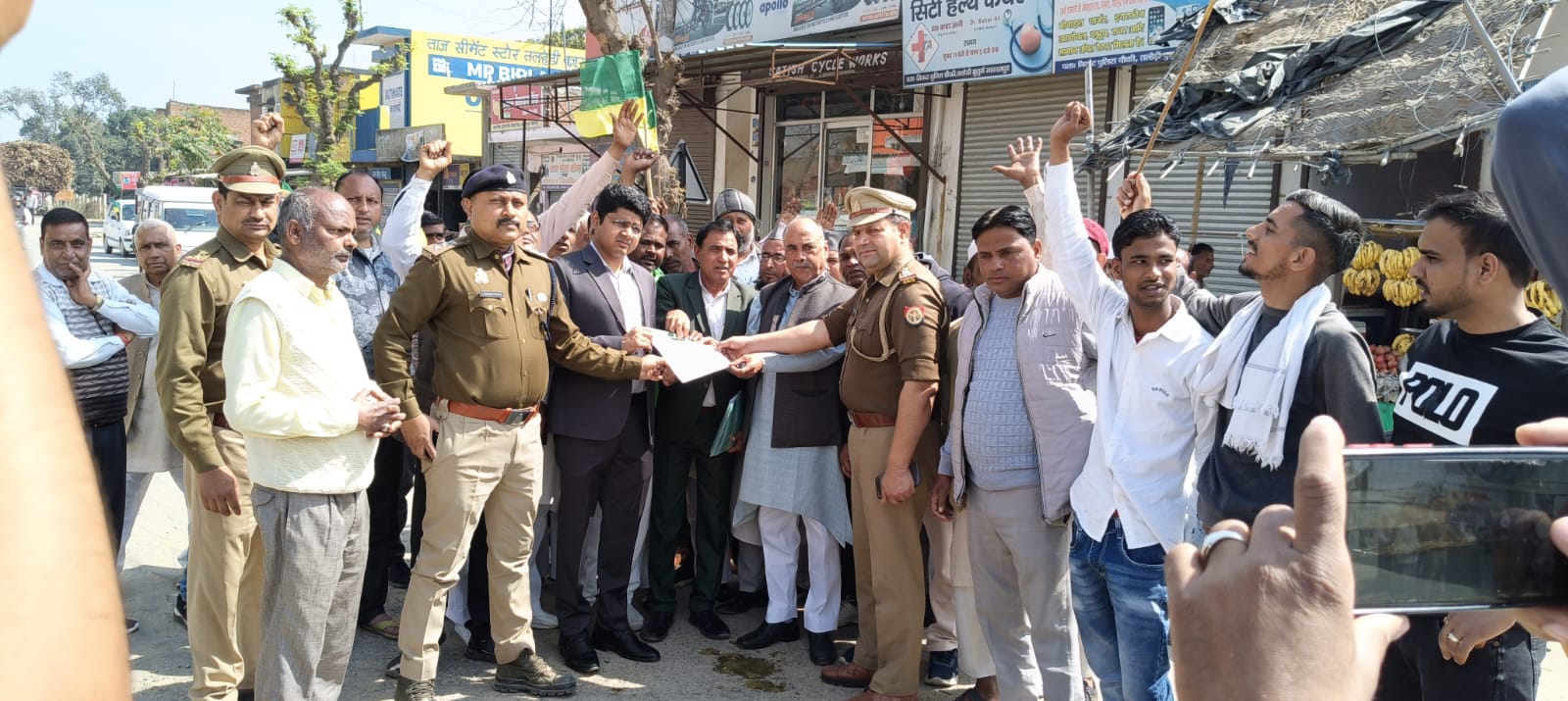 देवबंद में रेल चक्का जाम करने निकले किसानों को पुलिस ने रोका