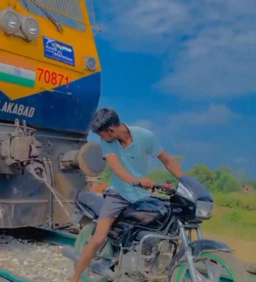 रेल के इंजन को बाइक से खींचते हुए रील बनाना युवक को पडा भारी