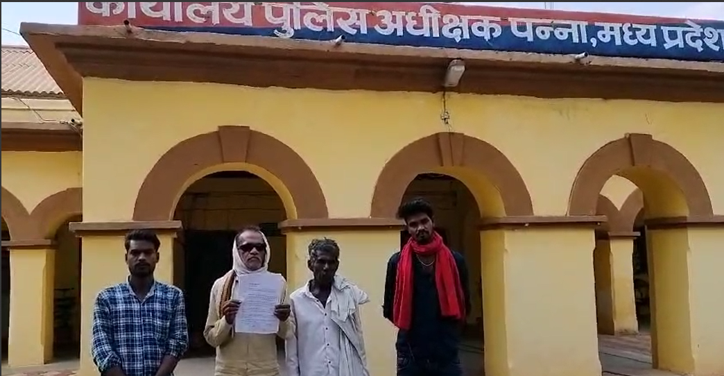पन्ना के अमानगंज थाने के पुलिस कर्मी से परेशान ग्रामीणों ने सौंपा ज्ञापन