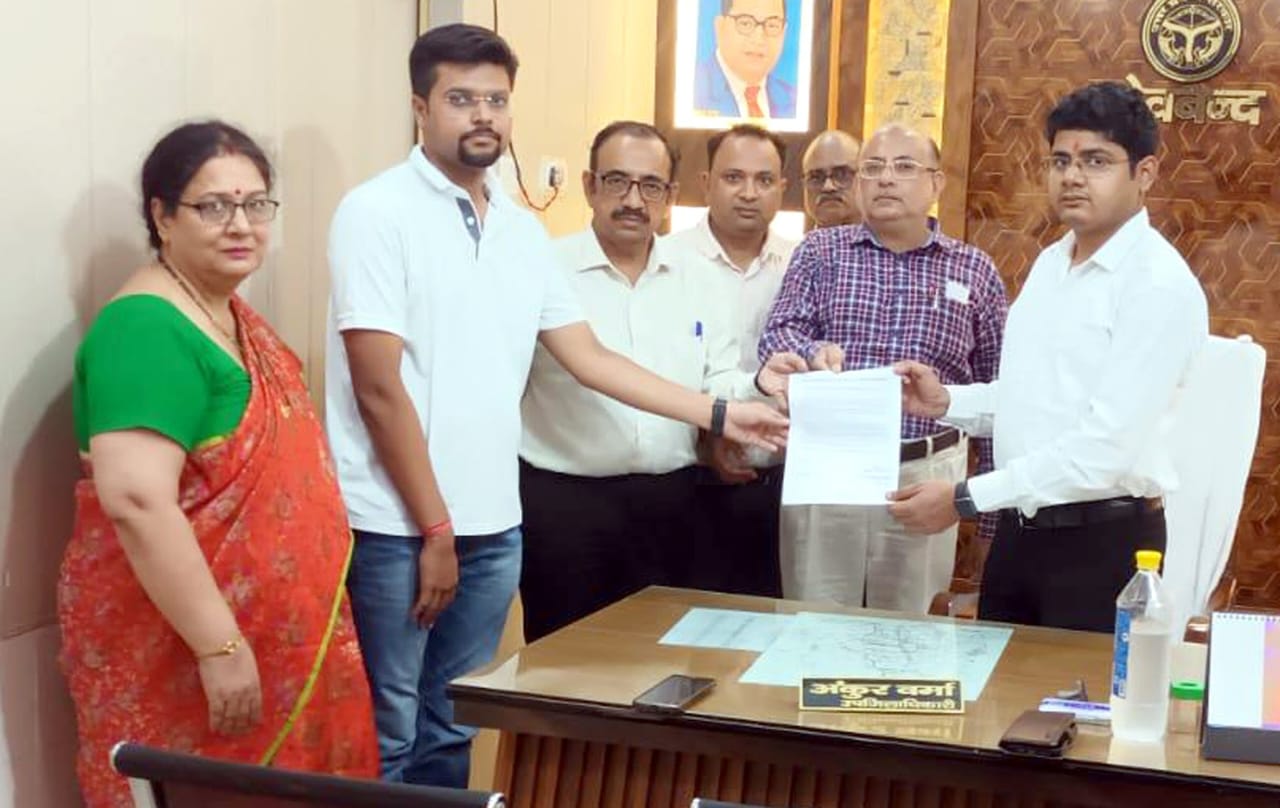 देवबंद में कोलकाता में महिला चिकित्सक की दुष्कर्म के बाद हत्या किए जाने की घटना के विरोध में आईएमए से जुड़े चिकित्सकों ने प्रधानमंत्री को ज्ञापन भेजकर कार्रवाई की मांग की