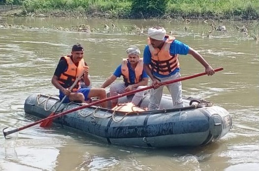 बाइक सवार असंतुलित होकर हिंडन नदी में गिरा, कई घंटे की मशक्कत के बाद भी नहीं लगा कोई सुराग