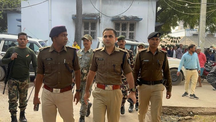 आधे घंटे तक मोबाइल खंगालने के बाद मार दी गोली