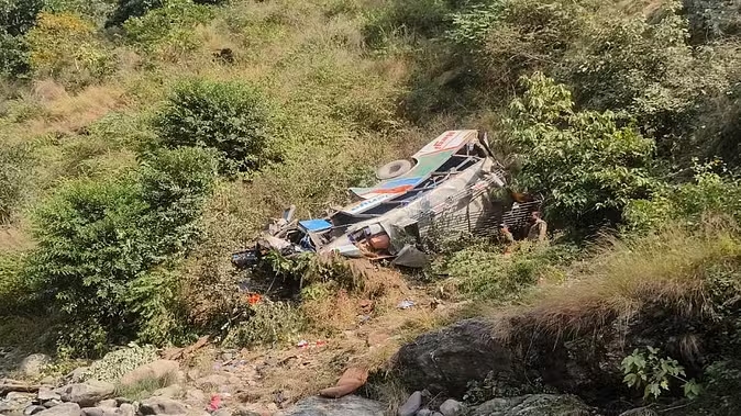 36 जिंदगियां जिंदा दफन: 42 सीटर बस में थे 63 यात्री