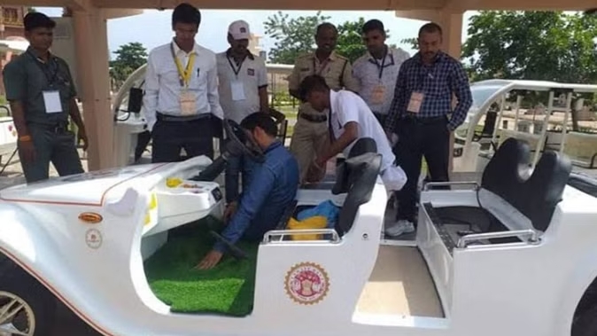 महाकाल मंदिर की ई-कार्ट अनयंत्रित होकर बेरिकेट्स में घुसी