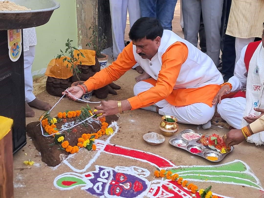 गौवर्धन पूजन में सम्मिलित हुए मंत्री धर्मेन्द् सिंह लोधी