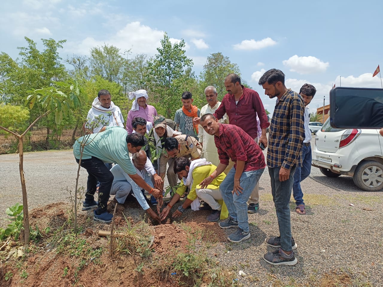 अंतर्राष्ट्रीय योग दिवस के उपलक्ष्य में कोटर थाने में सघन वृक्षारोपण किया गया